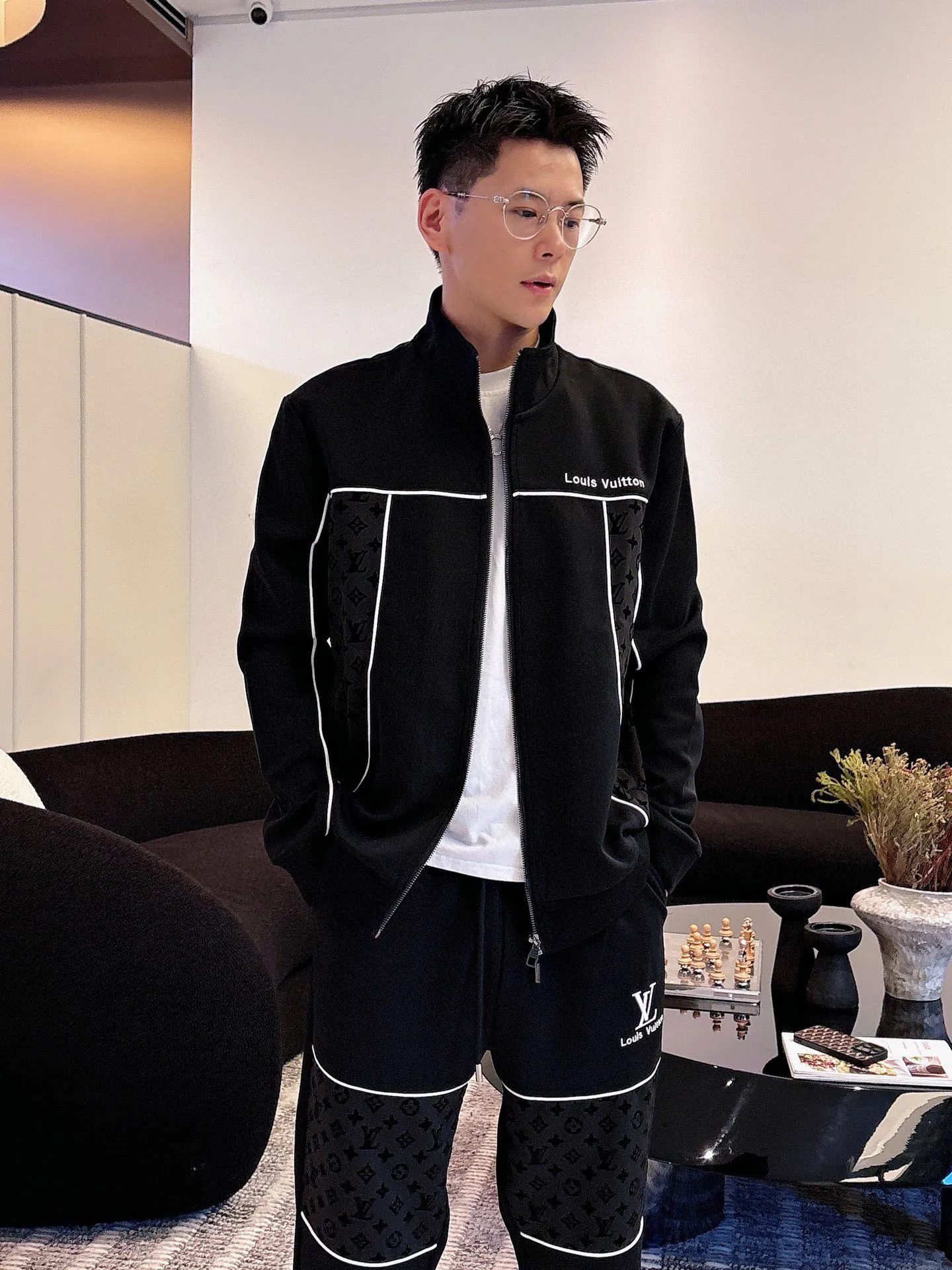 🅿️720 [LV Louis Vuitton] hot-selling suit is coming. Focus on the original version of the official website. 2025 new hot-selling cardigan and sweatshirt suit. The original order is the best. 🇭🇰The meticulous work of top designers. It has a fitting and perfect upper body effect. All-natural high-quality Tencel Roman cotton 100%, close-fitting comfort, noble and elegant! Original hardware embodies elegance and nobility! Counter size: M-3XL (maximum wear up to 190 pounds)